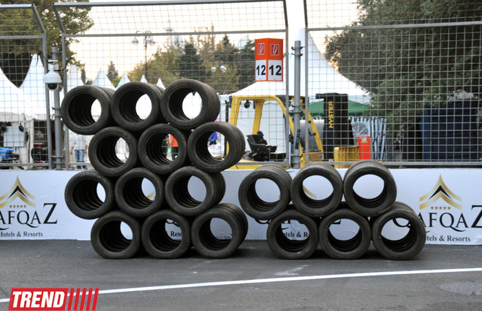 В Баку стартовал парад гоночных машин, участвующих в City Challenge (Фото)